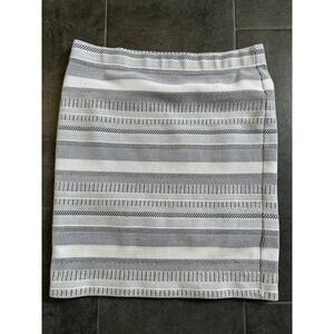 Feminine workwear L
OFT Textured Stripe Knit Skirt – White  Pattern (L)